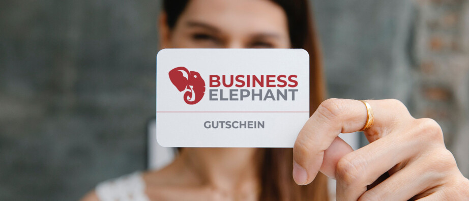 Frau zeigt einen Escape Room Gutschein von Business Eelephant