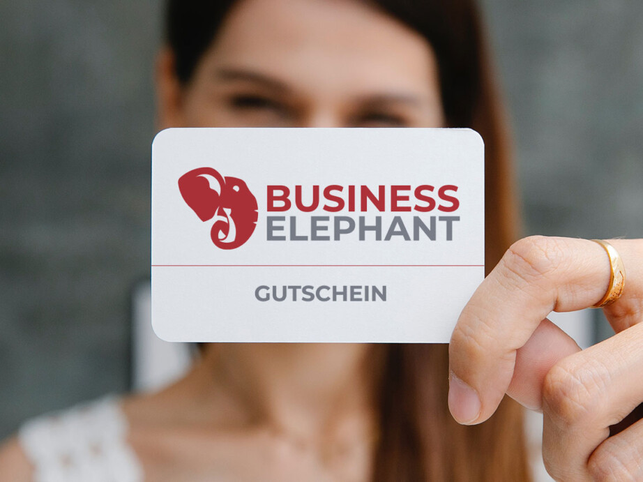 Frau zeigt einen Escape Room Gutschein von Business Eelephant